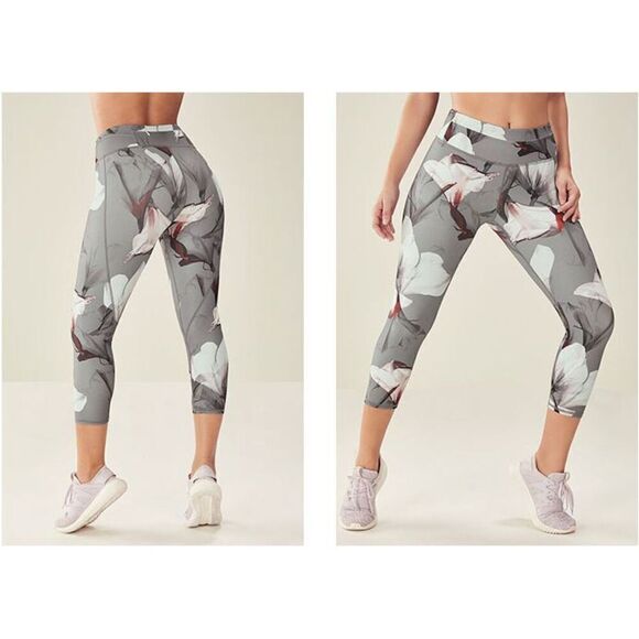 Fabletics Gia Printed PowerLite Capri Gray Floral Cropped Size XS - Picture 1 of 13
